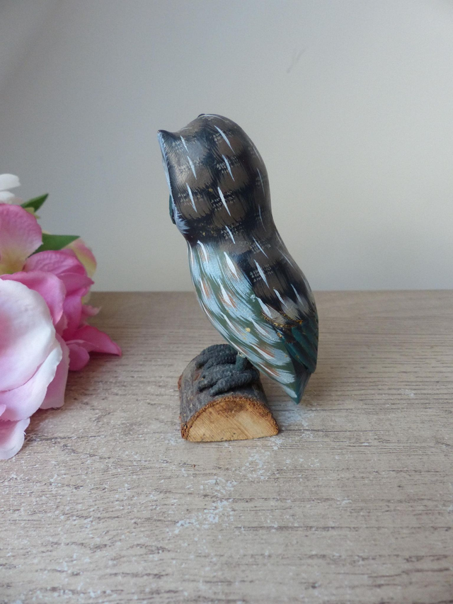 Statuette Chouette en Bois Sculpté – Figurine Vintage Peinte à la Main sur Socle Écorce | Décoration Maison de Campagne, Cottage ou Ferme