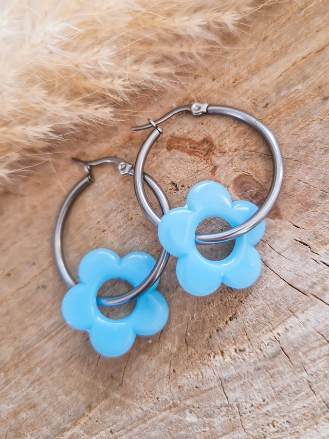 Boucles d'oreilles créoles "Fleurs" - Argenté et bleu ciel