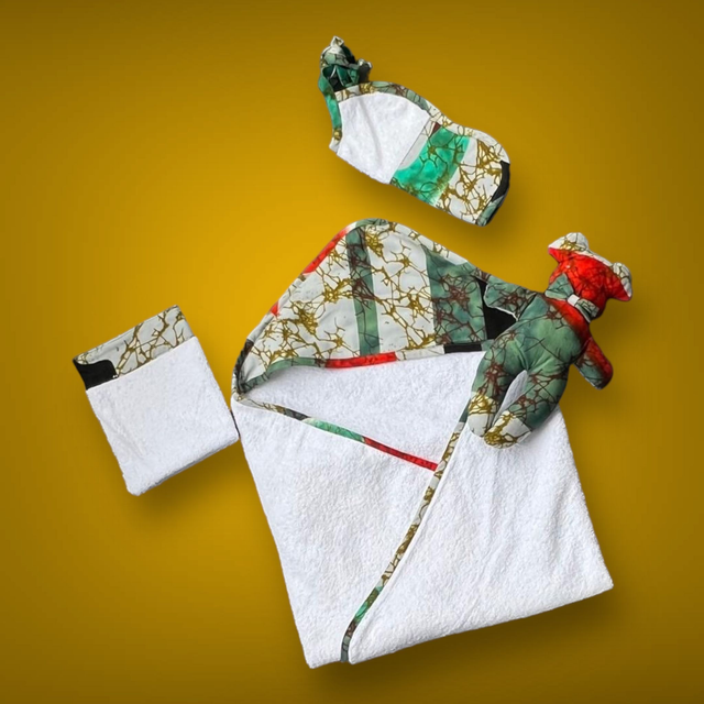 Serviette de bain, gant de toilette, bavoir et doudou pour bébé