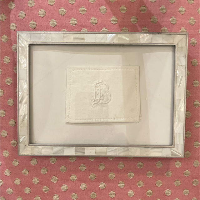 Weiße Initialien gestickt mit Perlmuttrahmen