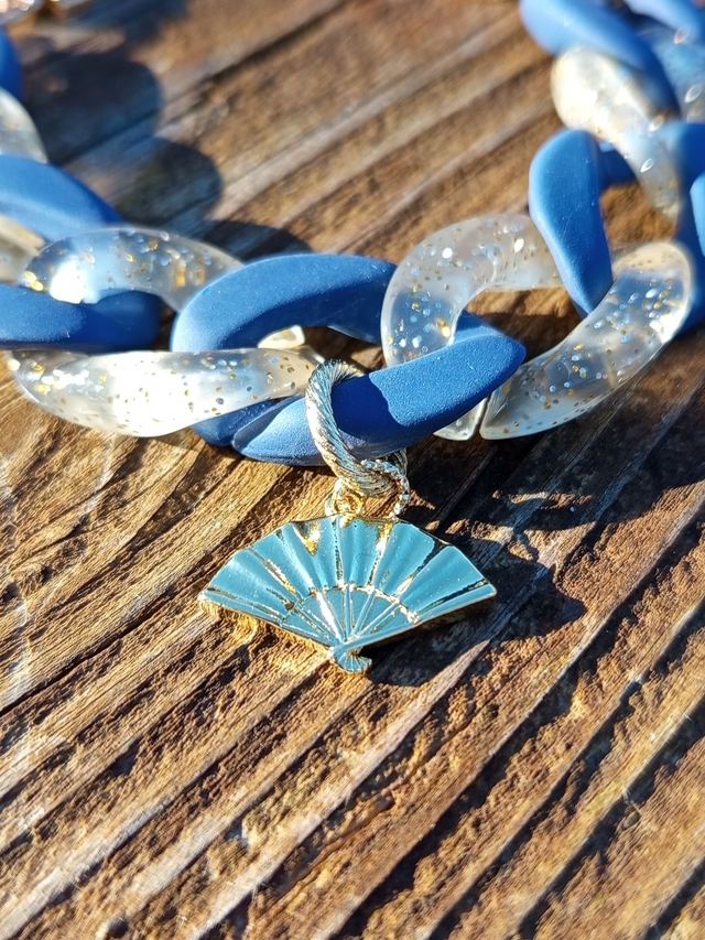 Bracelet gros maillons acrylique Svarna Pankh - Éventail doré