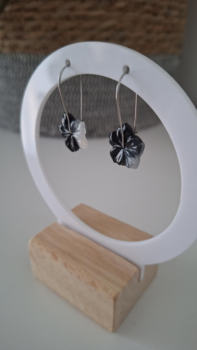Boucles d&#039;oreilles fleurs hibiscus noires et blanches