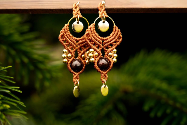 Boucles d'oreilles en micro-macramé couleur acajou avec pierre Grenat