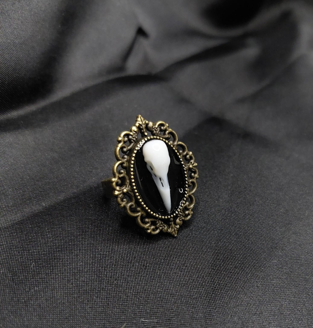 Bague crâne de corbeau noir et blanc