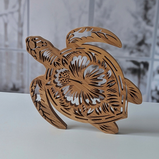 Tortue de mer en frêne