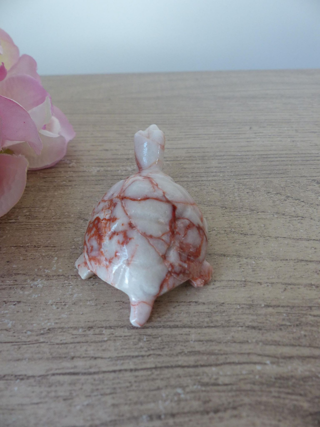 Sculpture de tortue en pierre jaspe veiné rouge, figurine tortue pierre de guérison, cadeau collection petits animaux en pierre artisanat