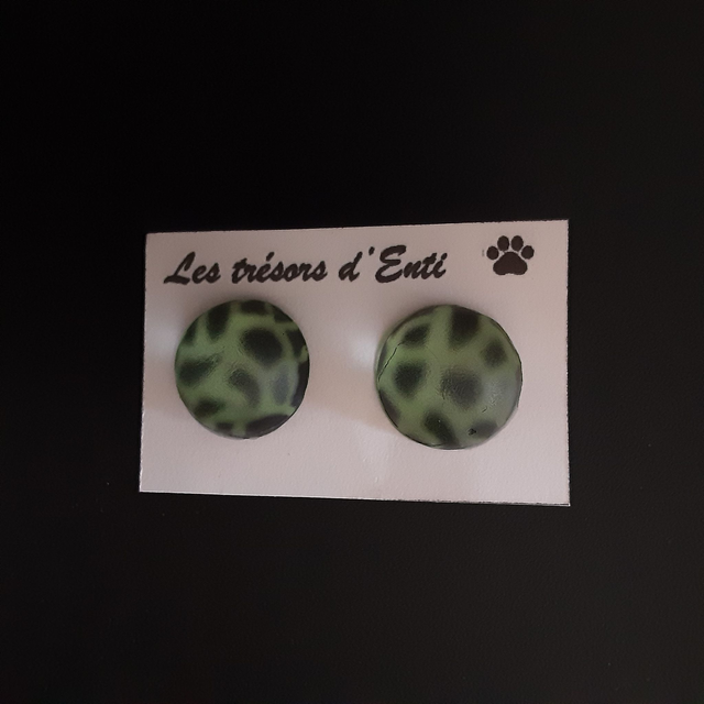 Boucle d&#039;oreille fond noir décor vert tendre effet opale