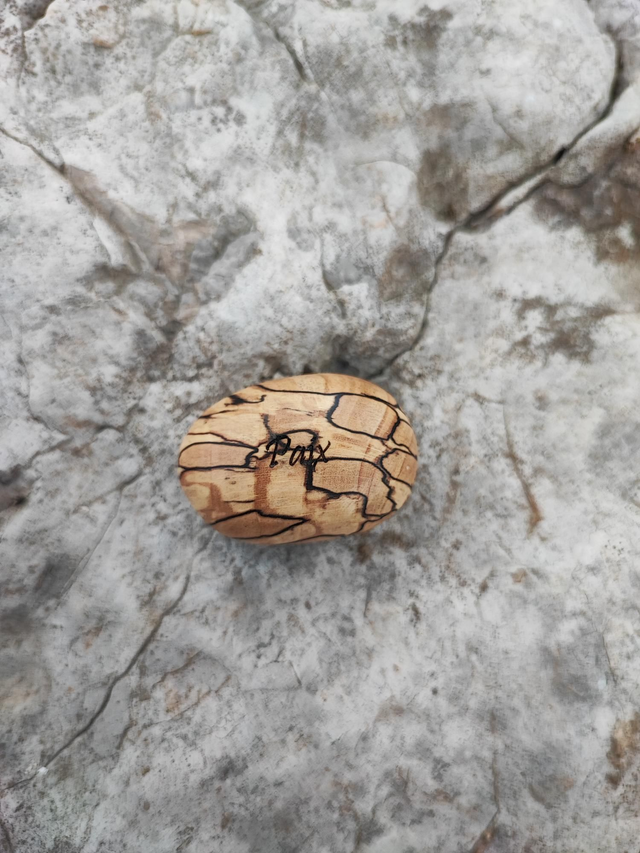 Caillou en Bois de Charme Hêtre Échauffé "Paix"