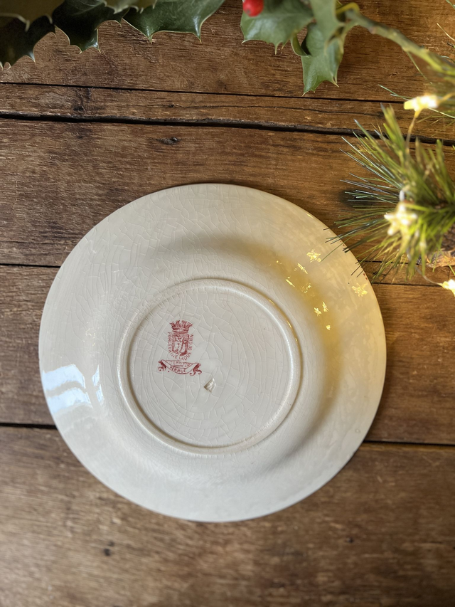 ** LOT RESERVE ** PERRUCHE - Lot de 2 assiettes à dessert signées Gien - Terre de Fer