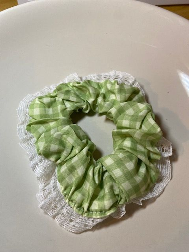 Chouchou vichy vert avec finitions en dentelle