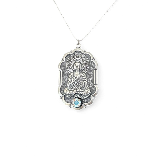Anhänger MEDITATION, versilbert mit antiker Patina und edlem Kristall