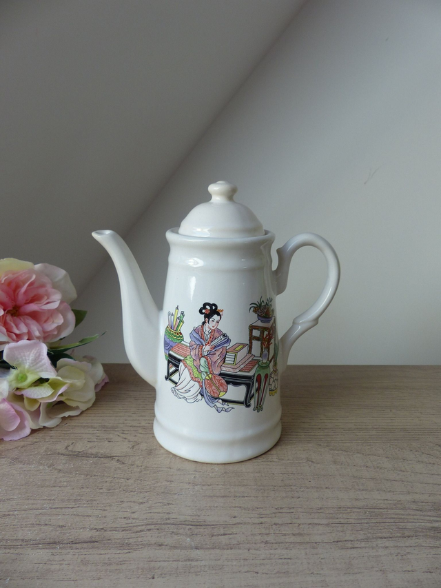 Théière Figurative en Céramique avec Geisha Assise – Décor Japonais Traditionnel – Théière Vintage Asiatique Collection ou Décoration Maison