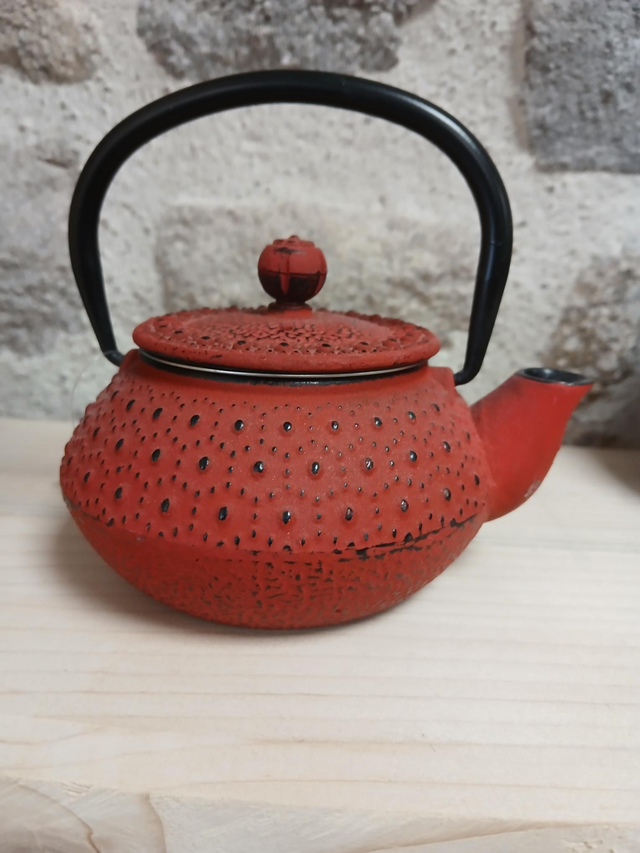 Petite théière en fonte rouge