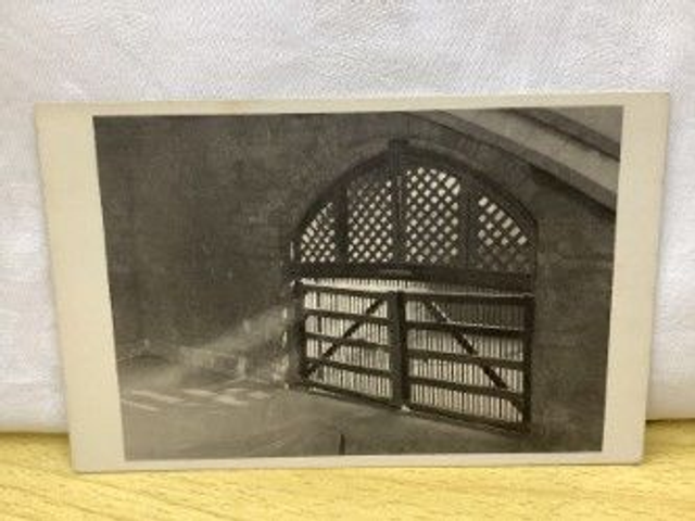 Tower of London - St Thomas's Tower Traitors Gate Vintage Unbranded Postcard Our Ref A28 £2.00