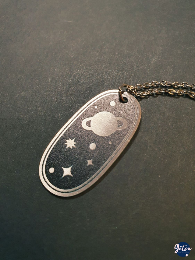 Collier planète et étoiles