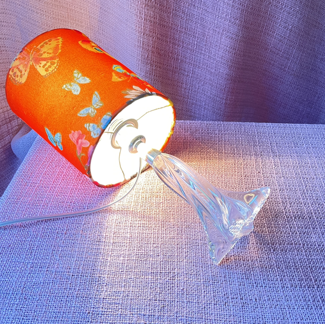 Französische Tischleuchte mit Kristallfuß und Schmetterlingschirm 