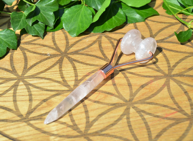 Rouleau de massage visage en Quartz rose + métal couleur or rose