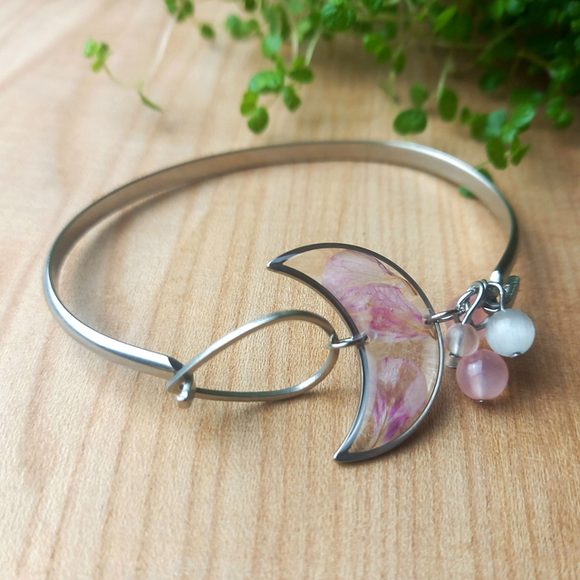 Bracelet argenté · Jonc · Fleurs séchées et pierre naturelle