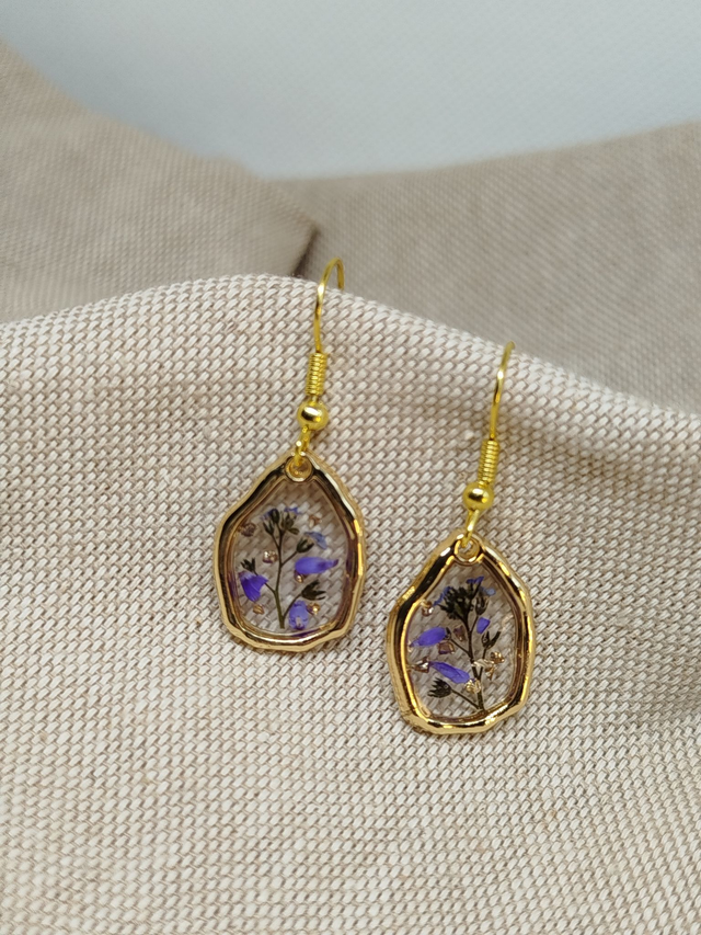 Boucles d'oreilles Alice en fleurs résinées coloris bleu