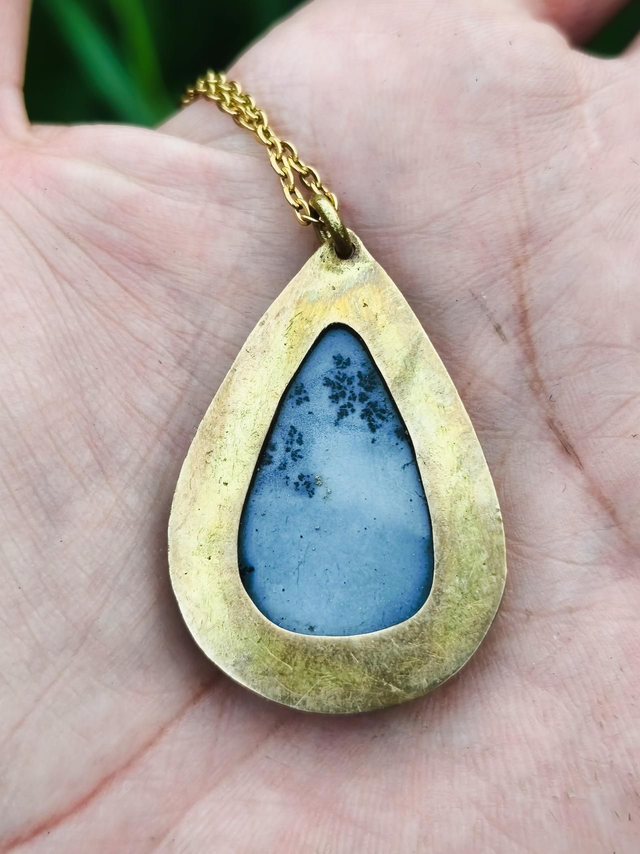Pendentif Agate Dendritique & Laiton Martelé – Bijou Artisanal Unique