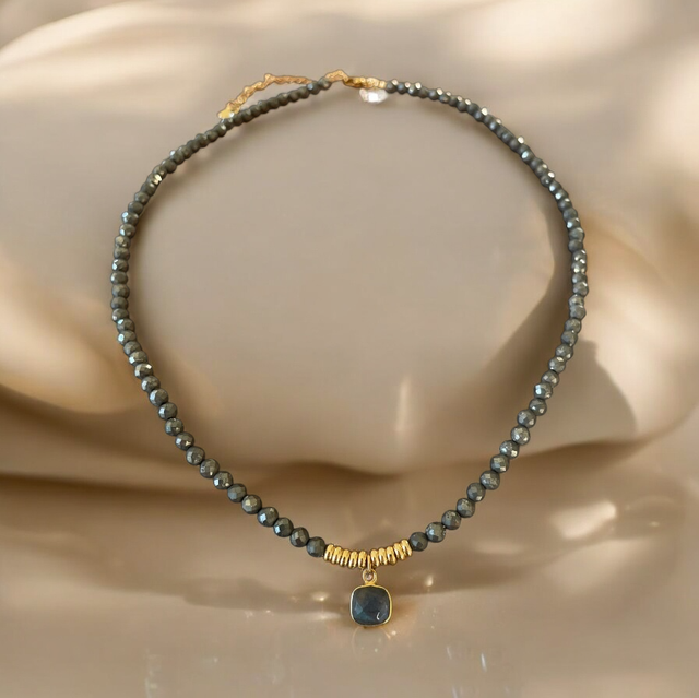 Collier ras du cou en Pyrite et pendentif Labradorite