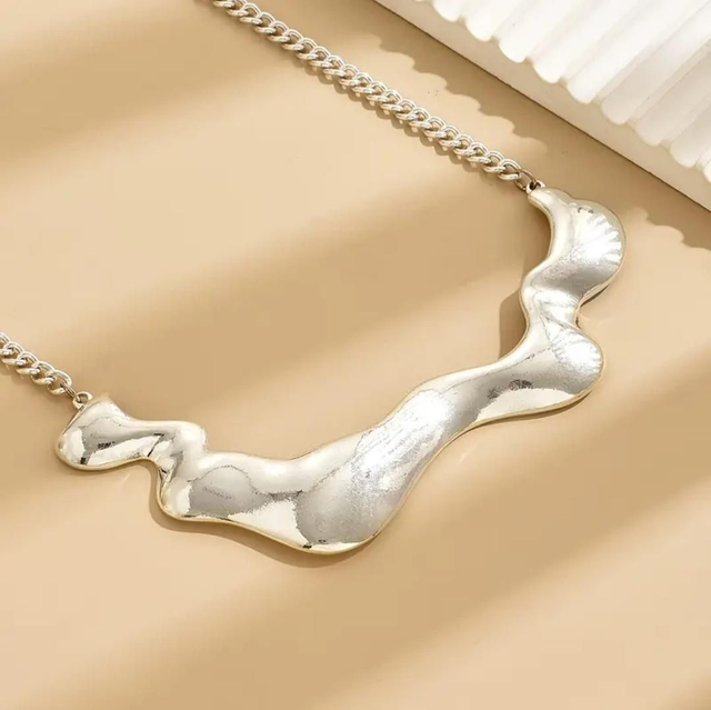 Collier sculptural argenté 