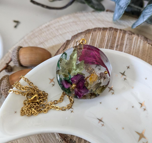 Colgante de resina con flores secas silvestres