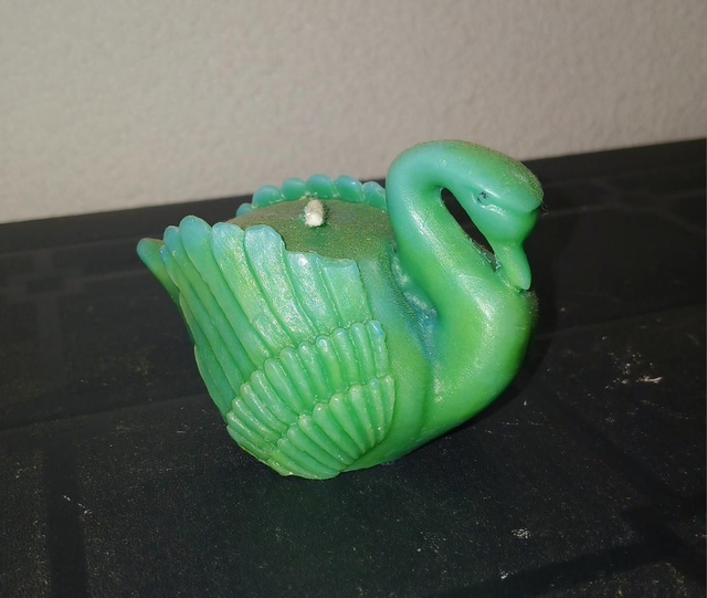 BeaCrea au plaisir d'offrir, les bougies fondantes, vous propose cette magnifique bougie parfumé  le cygne parfums citronnelle 
Prix : 8€