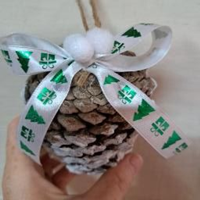 Pomme de pin enneigée festive