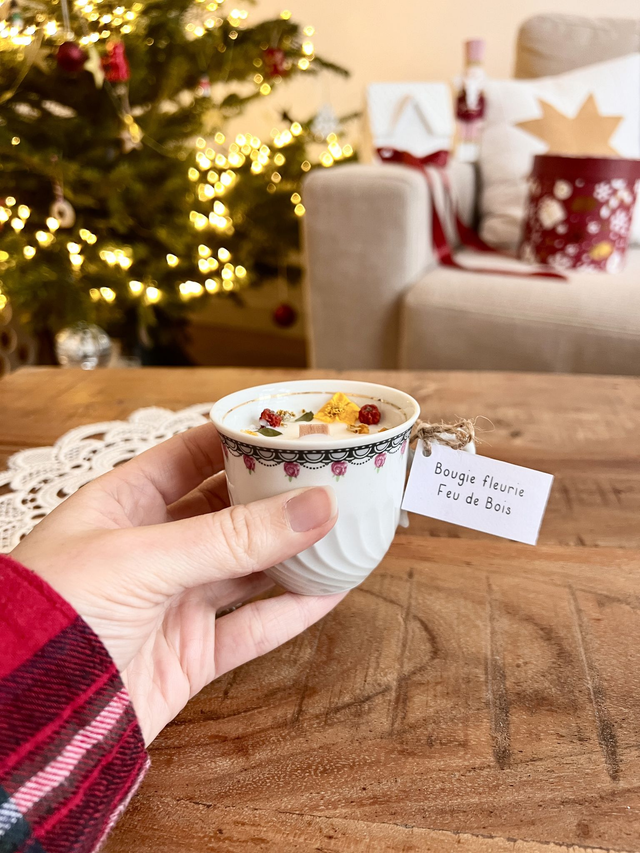 đ Bougie Feu de bois - tasse Ă cafĂ© "frise noire et petites roses"