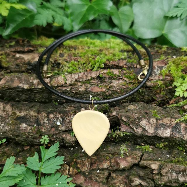 Collier Pendentif Médiator en Bois de Buis