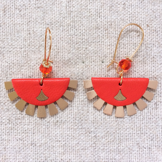 Boucles d’oreilles « Let the sun shine » dorées, cuir Orange vif et doré 