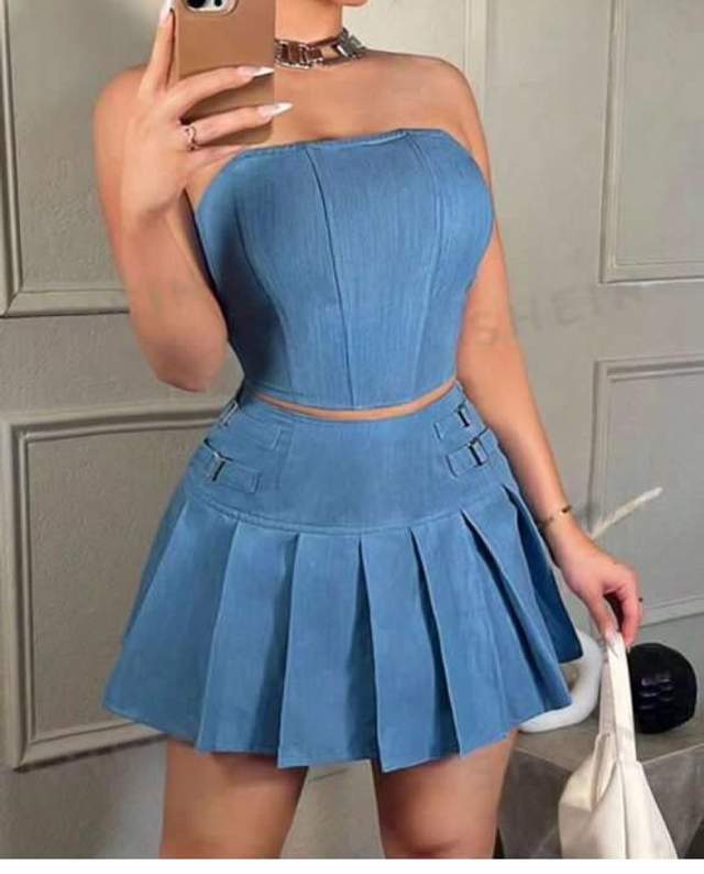 Top bustier et jupe plissée pour cette ensemble 