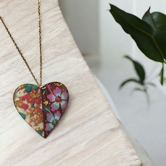 Collier dessiné Flora acier inoxydable rose blanc bleu bi matière