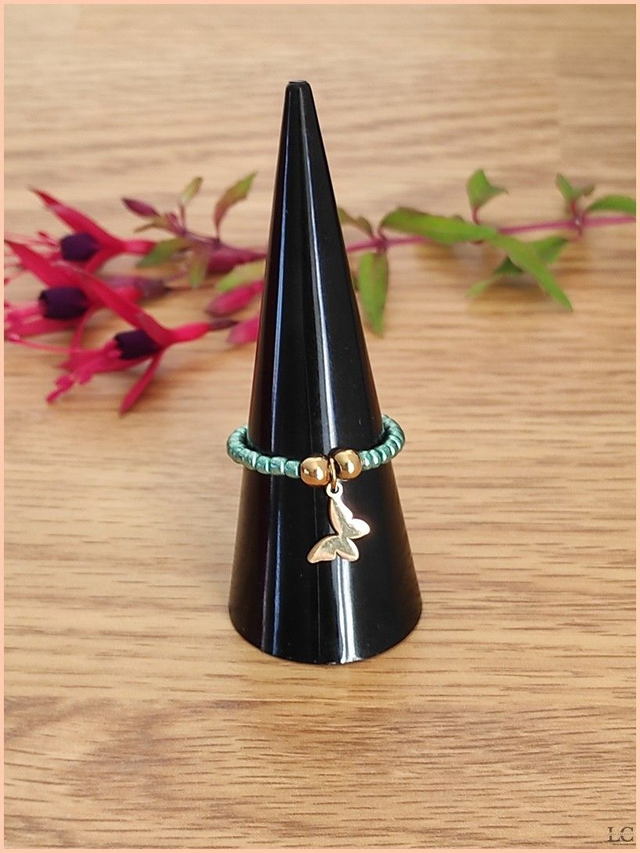 Bague élastique, perle de rocaille, avec breloque