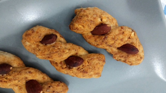 TORCETTI ALLE MANDORLE CON SUGNA E PEPE Confezione 500 gr.