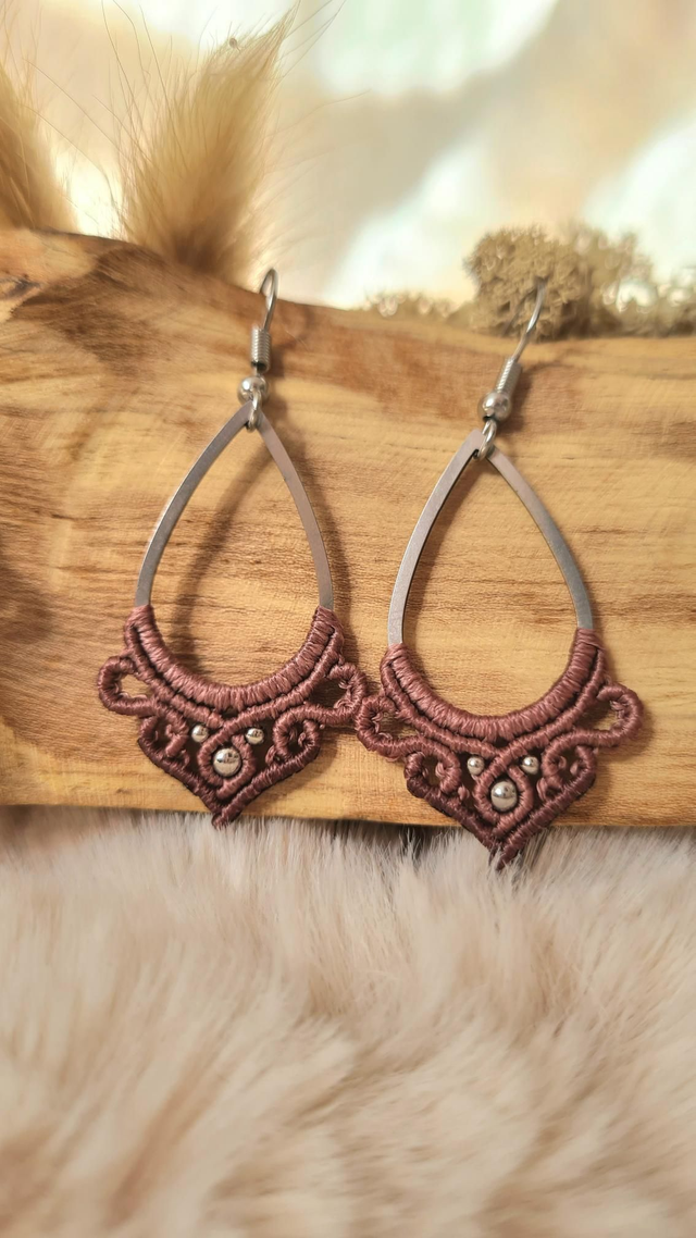 Boucles d'oreilles Arya argentées pendantes légères en macramé