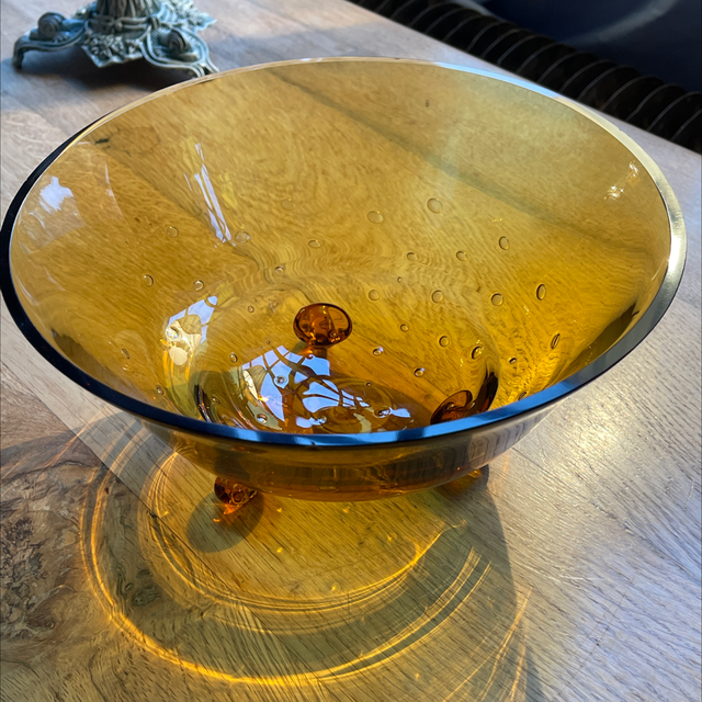 Glas Schale auf Füßen hangefertigt Bernsteinfarben 