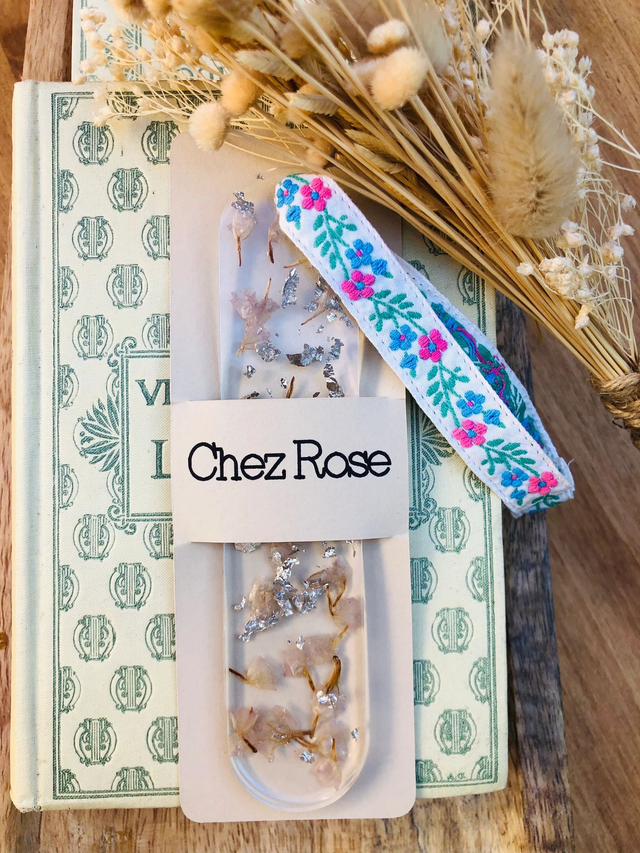 Marque page en résine et fleurs séchées 