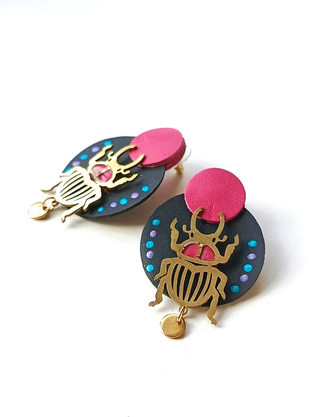  Prêtresse de la Tèrra Nòira - Chambre à air de tracteur Peinte et Résinée - Scarabée