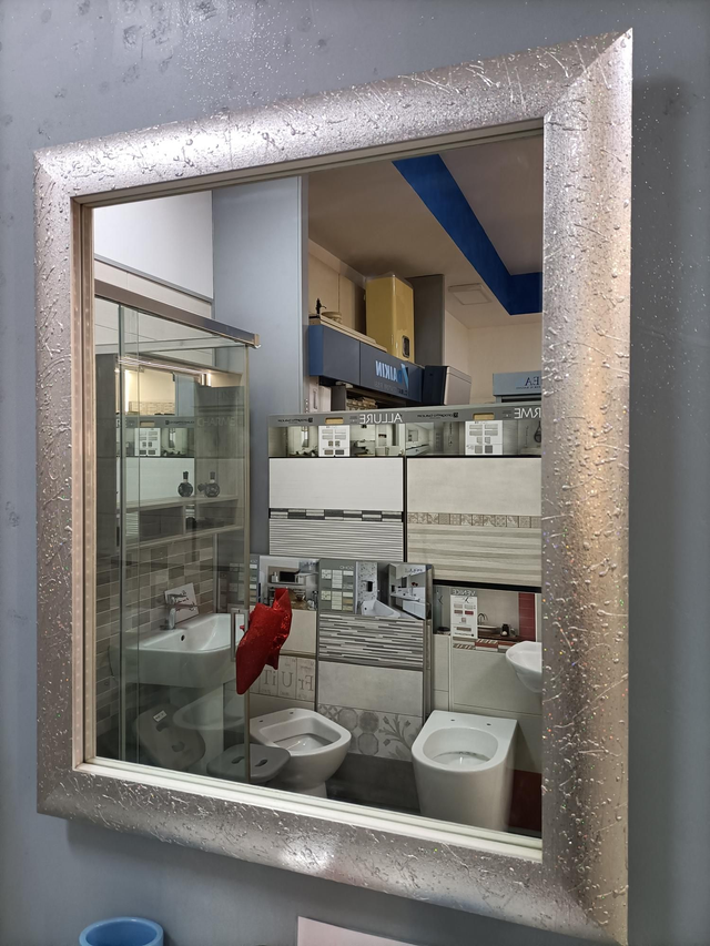 Specchio artigianale con cornice in legno 75x90 e led