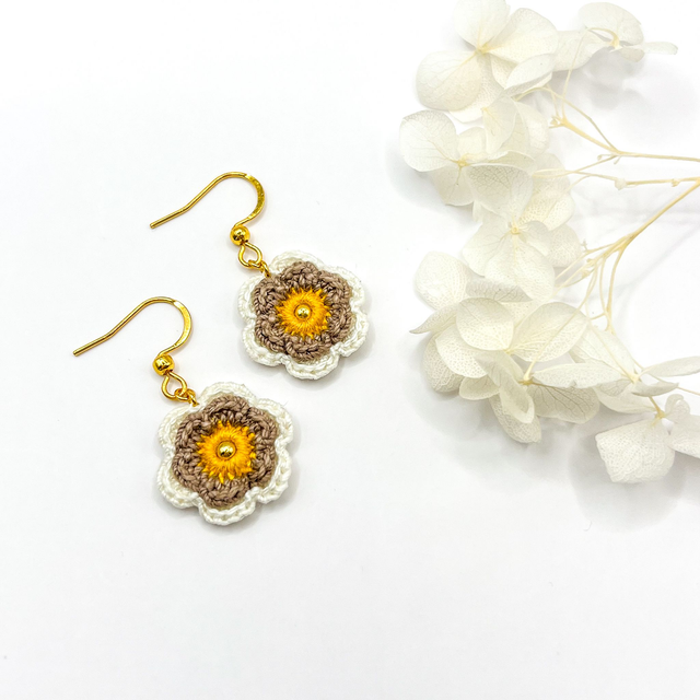 Boucles d’oreilles fleurs Corolles ~ S ~ Blanc / Jaune