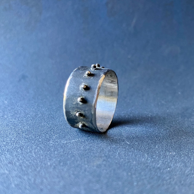 Anneau noir brut et gouttes en argent 925