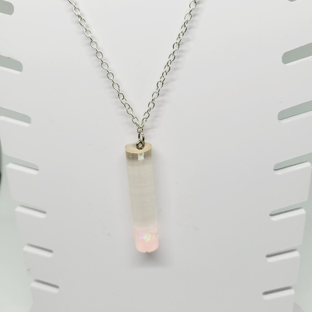 COLLIER CYLINDRE TRANSPARENT ET DES PAILLETTES ROSE