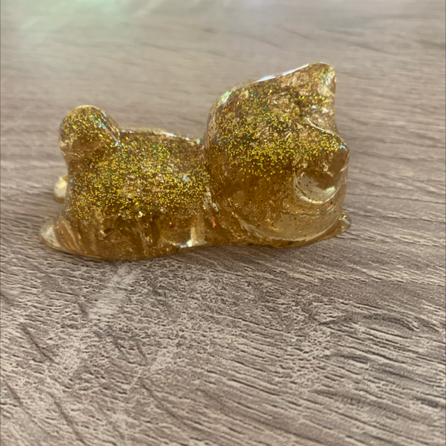 Figurine chat couché