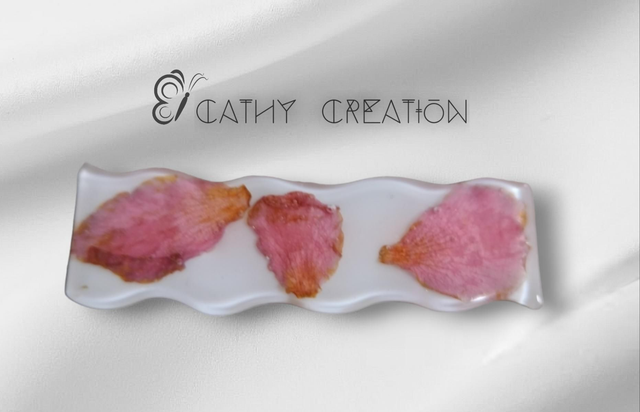 Pince à cheveux avec inclusion de fleurs 