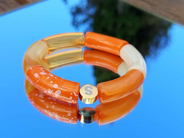 Bracelet perles tubes incurvées acrylique Anjali Kaddoo