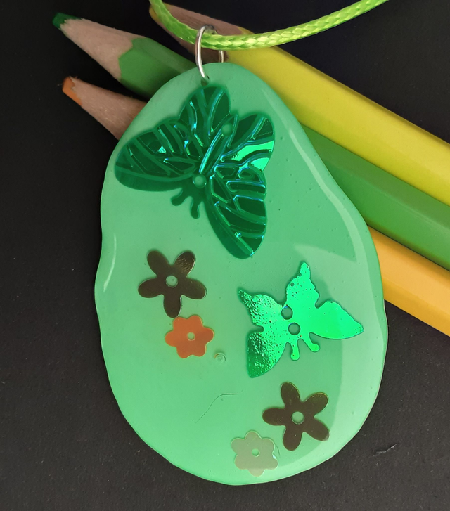 médaillon vert papillons verts irisés