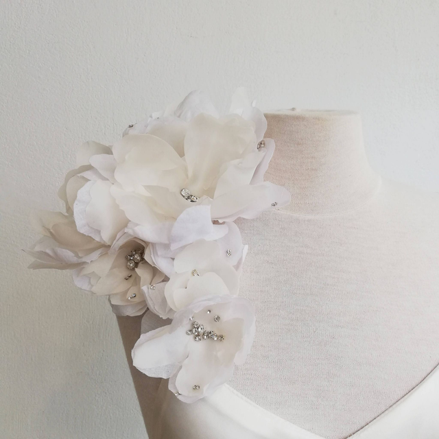 Epaulette de fleurs en soie.
