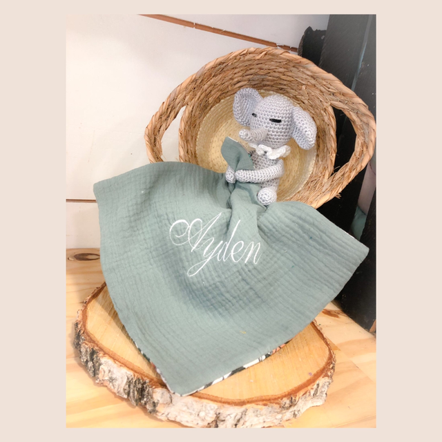 Doudou Éléphant au crochet et son lange